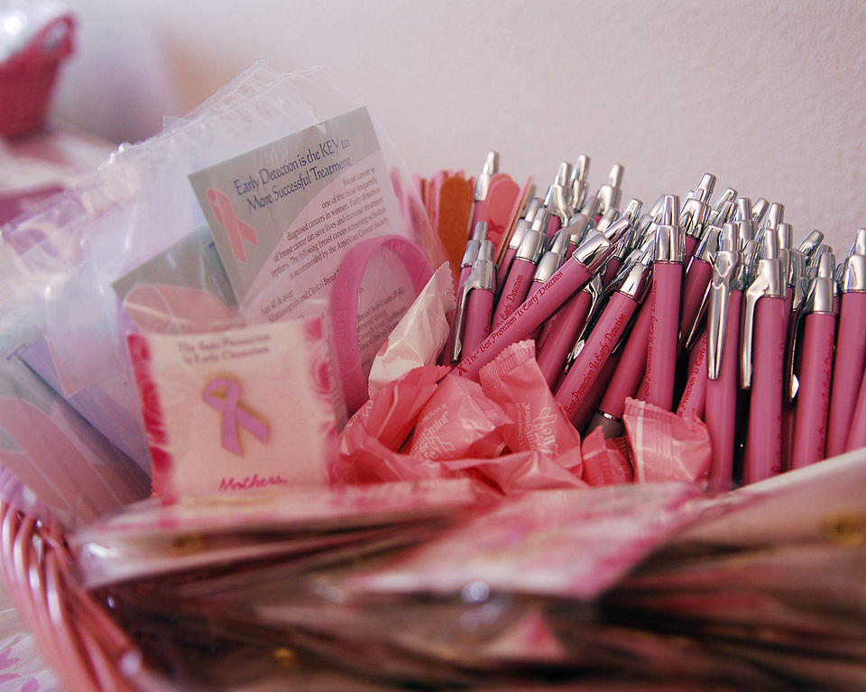 960px-Breast_cancer_awareness_ribbons_and_pens